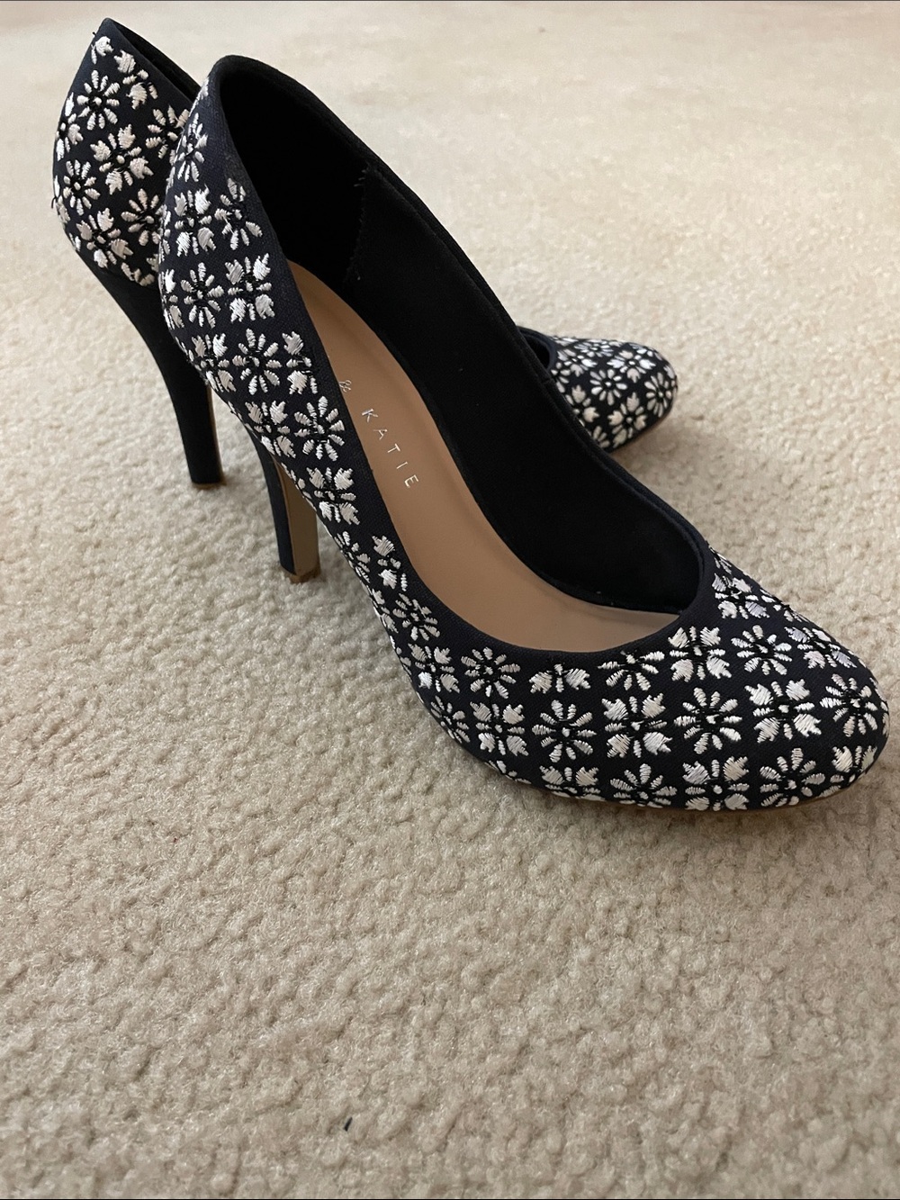 Kelly & Katie Coderno Pumps with White Floral Embroidery, Size 7 NWOB